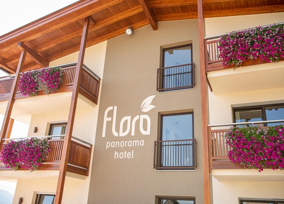 kleines familiengeführtes Hotel Flora: lokaltypische Ambiente, absolute Ruhe, persönliche Gastfreundschaft, komfortable Panoramazimmer und Sonnenterrasse mit Traumblick